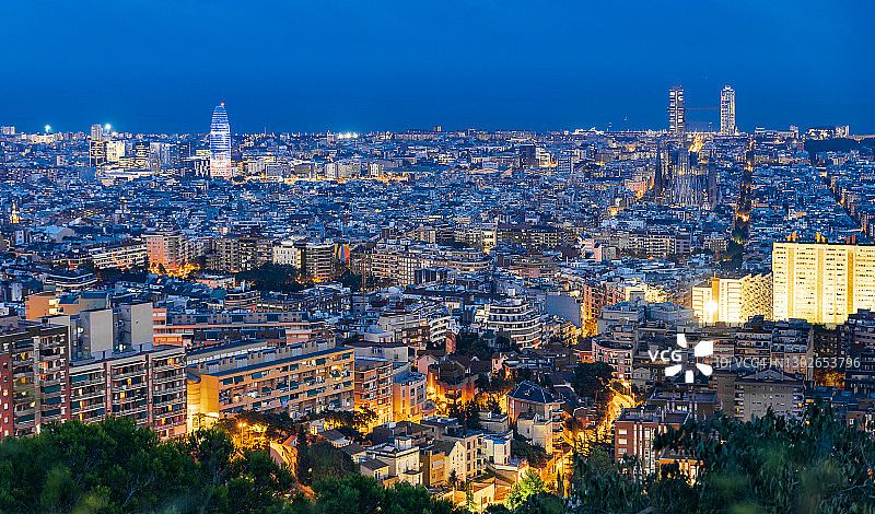 巴塞罗那天际线的夜景照片，有老式照明房屋图片素材