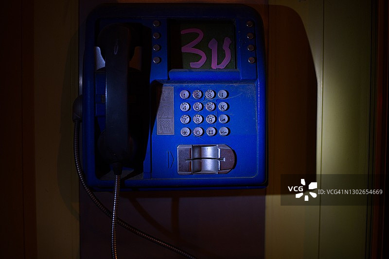 弱光下的公用电话图片素材
