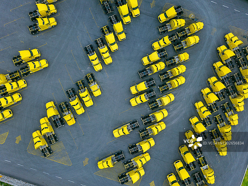 停放的半挂卡车俯视图图片素材