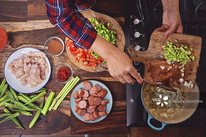 准备卡津风味鸡肉、虾和香肠什锦饭图片素材