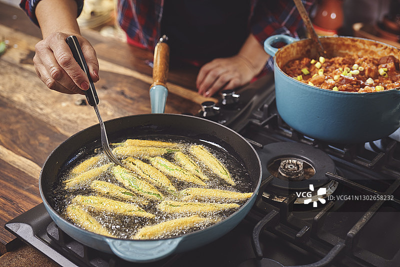准备卡津风味鸡肉、虾和香肠什锦饭图片素材