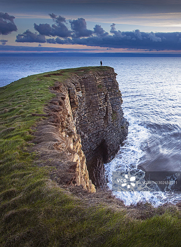 威尔士海岸线的远处身影图片素材