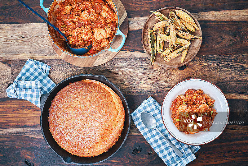准备卡津风味鸡肉、虾和香肠什锦饭图片素材