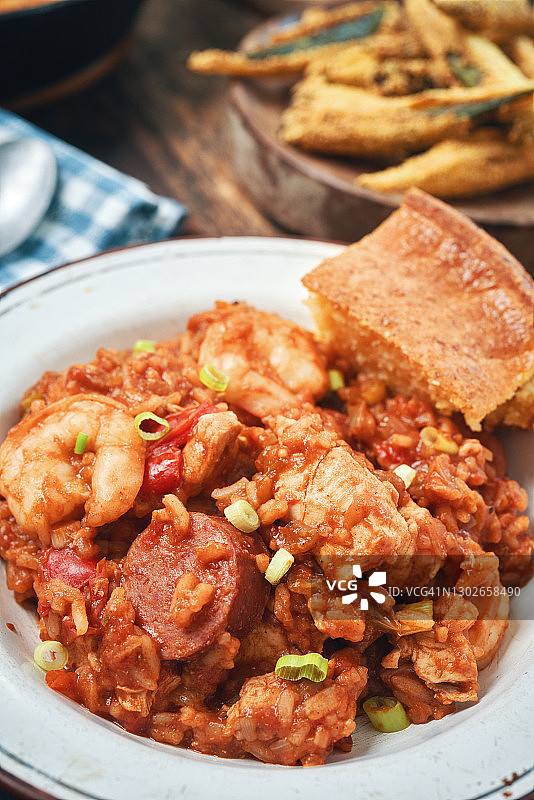 准备卡津风味鸡肉、虾和香肠什锦饭图片素材