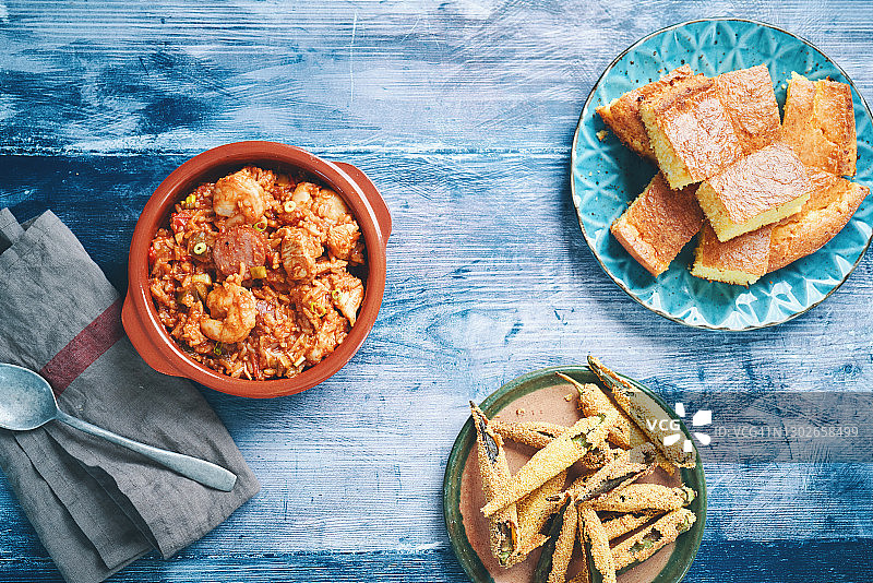 准备卡津风味鸡肉、虾和香肠什锦饭图片素材