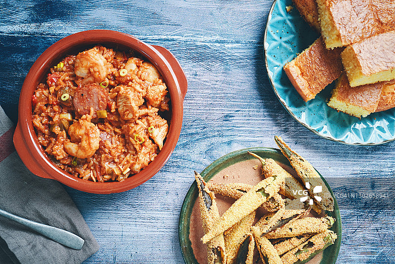 准备卡津风味鸡肉、虾和香肠什锦饭图片素材