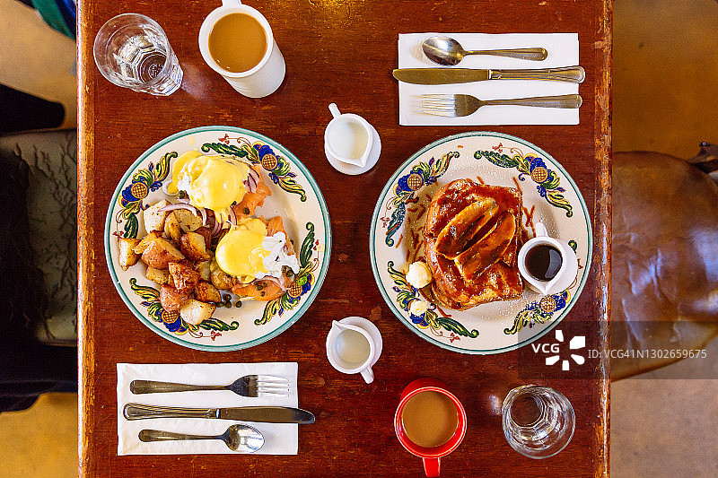 双人早午餐：班尼迪克蛋和香蕉面包法式吐司图片素材