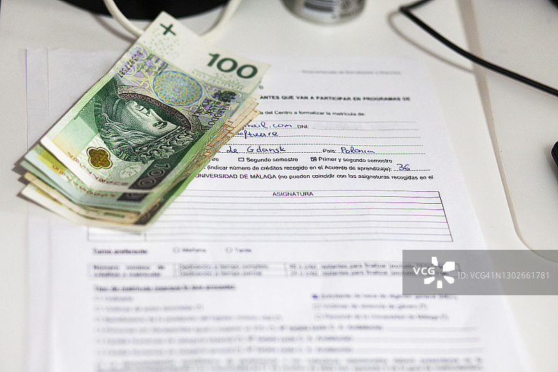 伊拉斯谟学生文件与兹罗提纸币图片素材