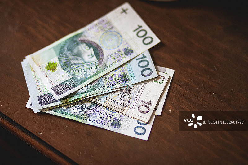 桌子上的一堆兹罗提图片素材