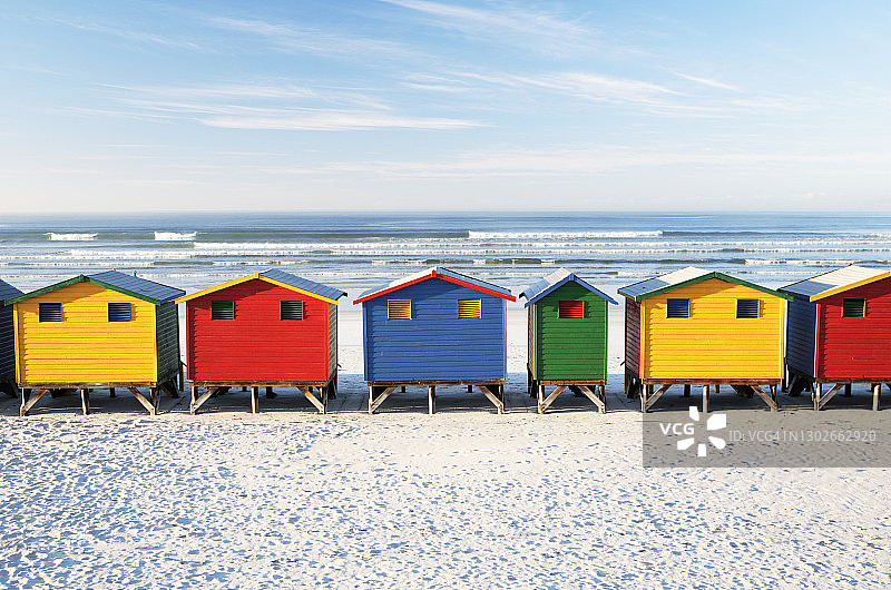 南非的彩色海滩小屋图片素材
