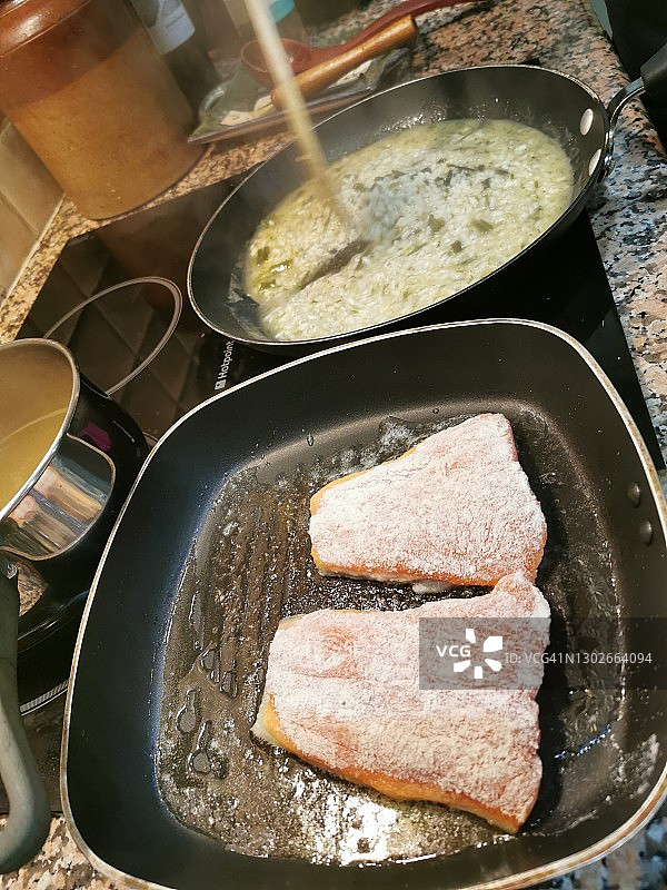 烹饪三文鱼配香草烩饭图片素材