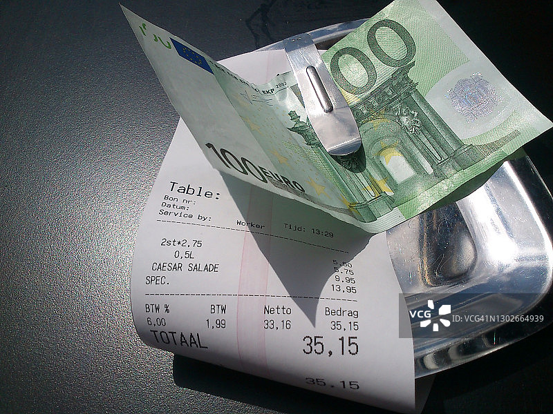 餐厅里的收据和100欧元图片素材