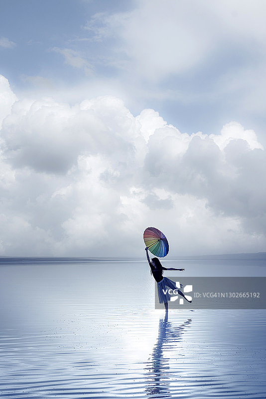 在湖面上跳舞的美丽芭蕾舞女演员图片素材