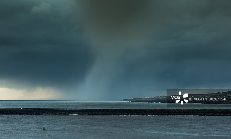 黎明时分，从东北方向仰望北海海岸线图片素材