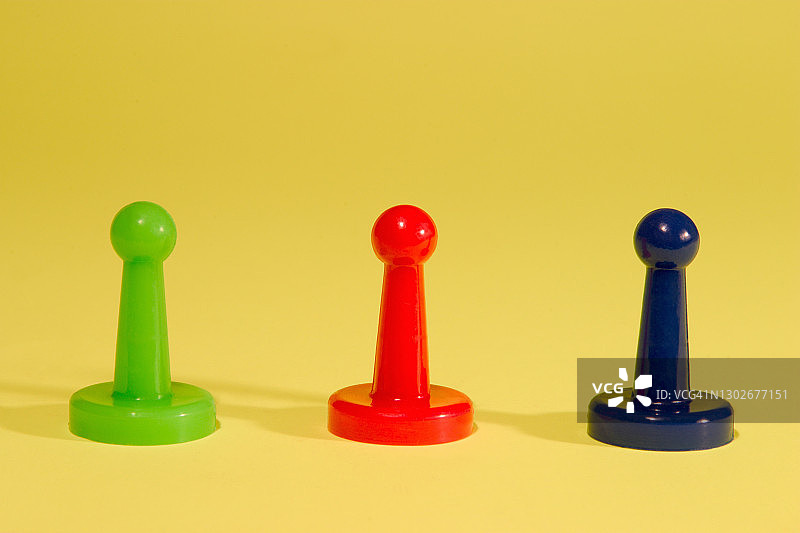 三个游戏棋子特写图片素材