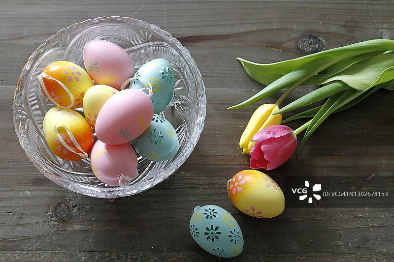 复活节彩蛋和郁金香，扁平风格图片素材