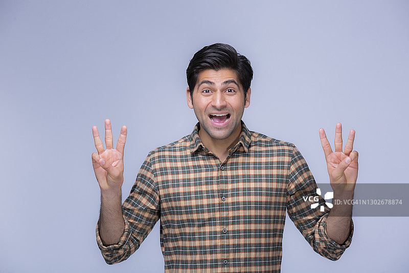 年轻男学生肖像照片图片素材