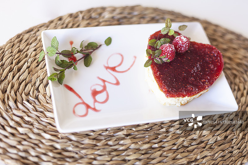 自制心形奶酪覆盆子蛋糕图片素材