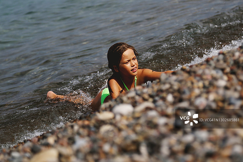 在海滩玩耍的年轻女子图片素材
