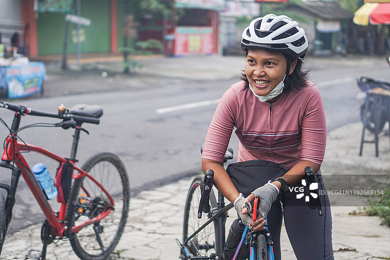 独自骑自行车的女子正在休息图片素材