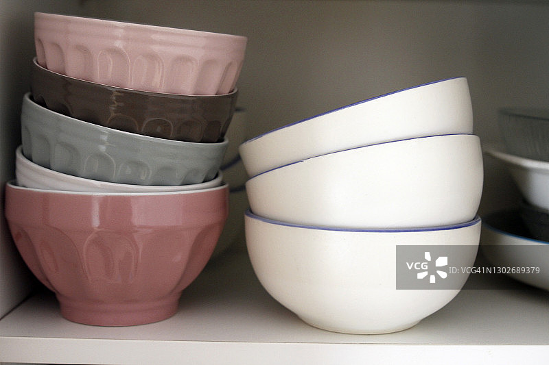 碗柜里的碗堆图片素材
