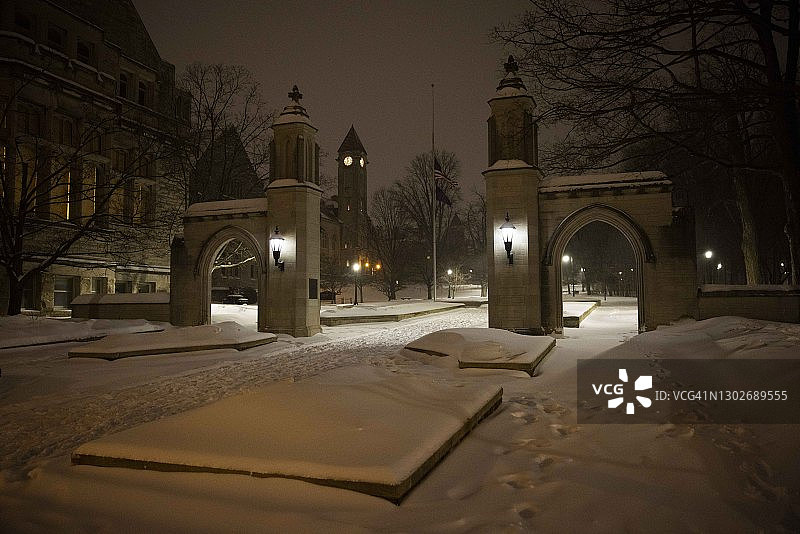 印第安纳大学布卢明顿分校雪后的样品门人行道图片素材