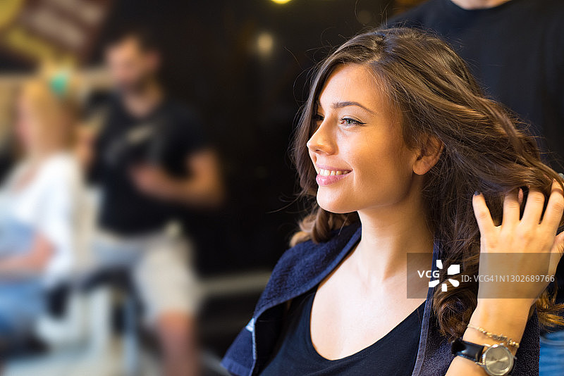 年轻女人在美发沙龙做新发型图片素材