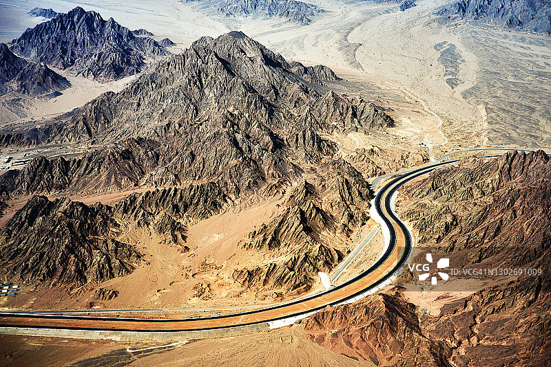 埃及沙姆沙伊赫附近：西奈半岛山脉、公路与沙漠航拍图片素材