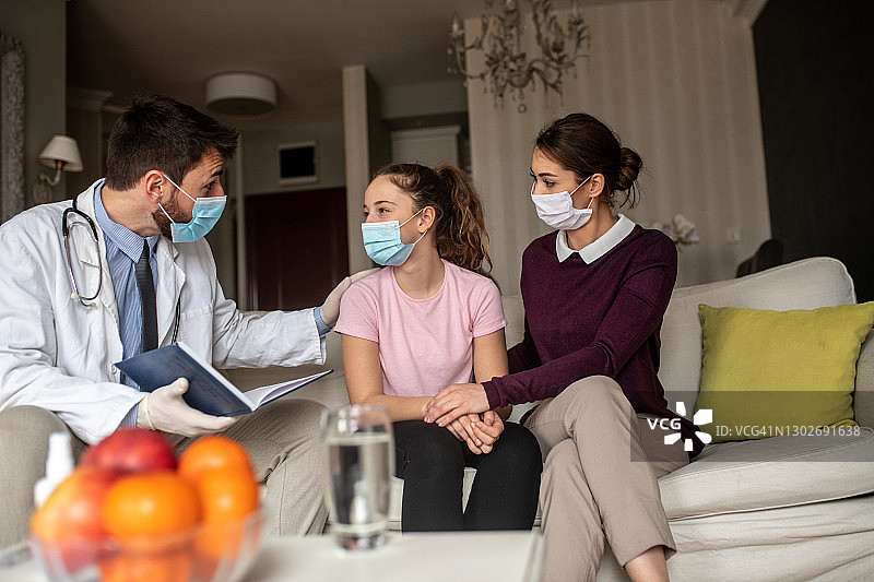 年轻女孩在客厅与母亲一起接受检查图片素材