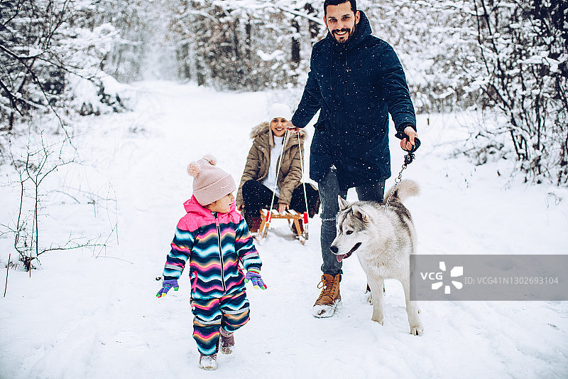 完美的雪地家庭日图片素材