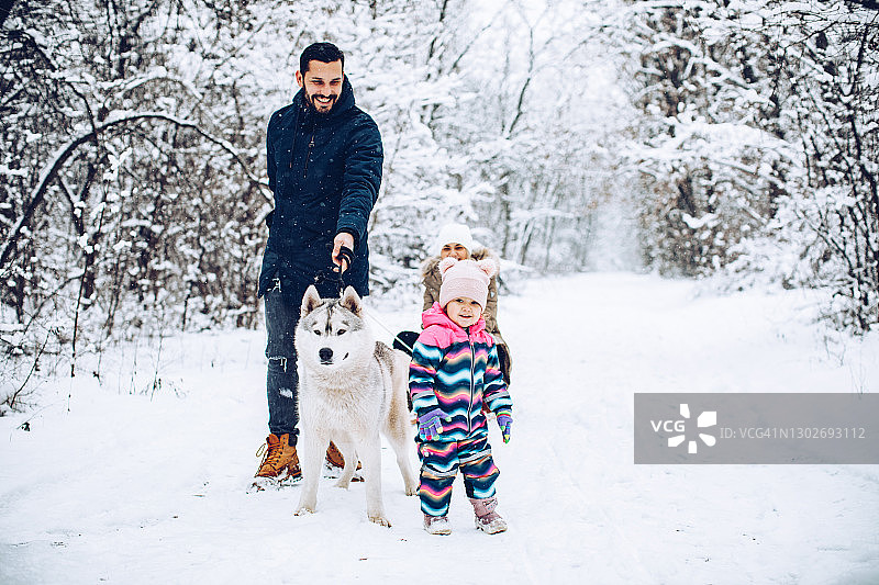 完美的雪地家庭日图片素材