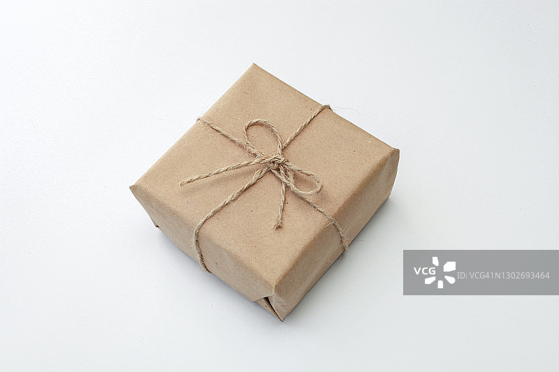白色背景上的棕色牛皮纸包装礼盒图片素材