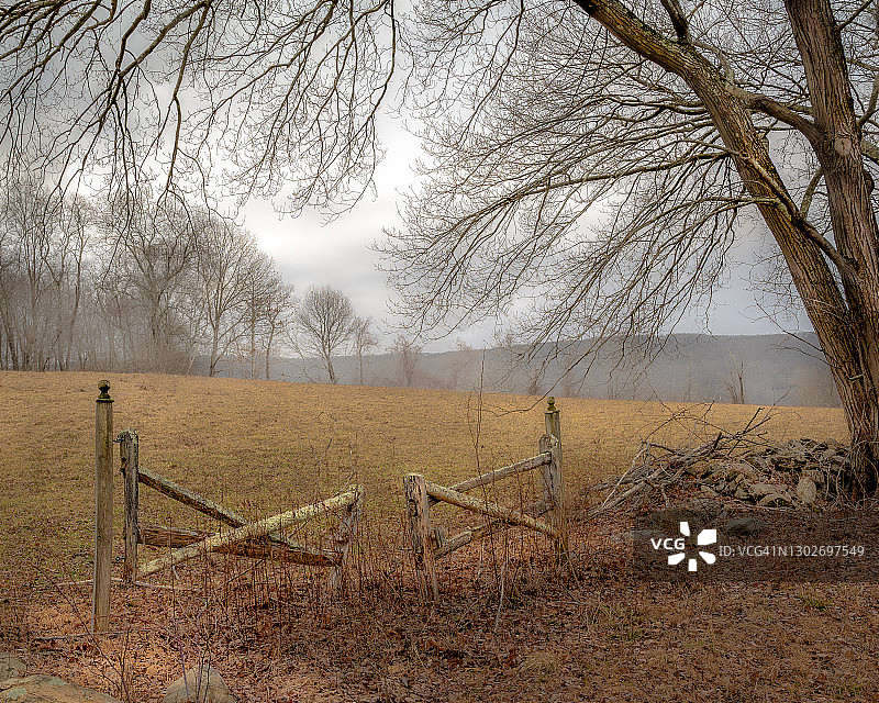 康涅狄格州乡村冬季景象：开阔的田野与风化的栅栏图片素材