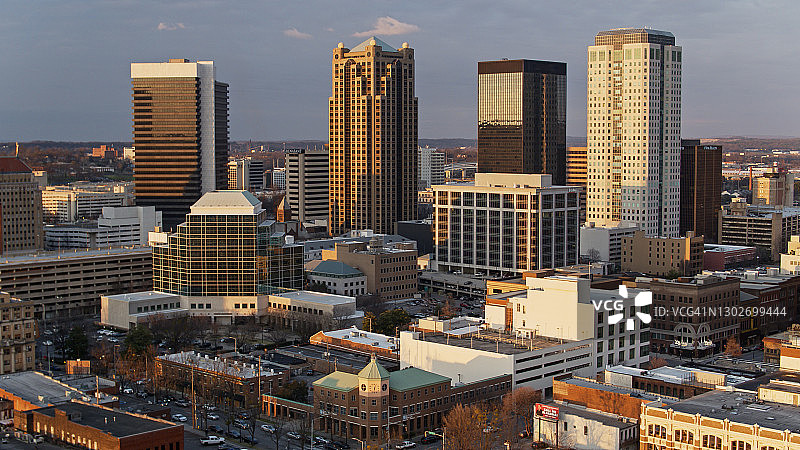 日落时分阿拉巴马州伯明翰的金色阳光航拍图片素材