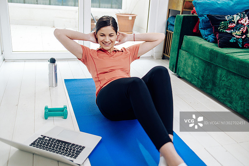 美丽的女人和她的在线教练一起锻炼图片素材