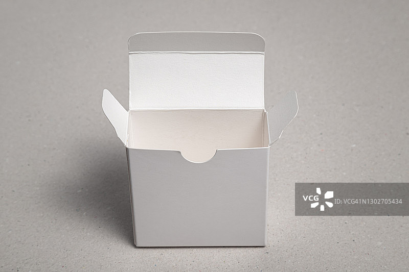 白色背景上的空白包装盒开合模型图片素材