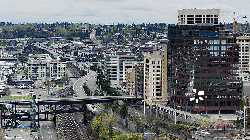 塔科马市中心的高速公路和铁路轨道图片素材