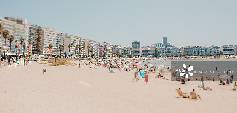 乌拉圭蒙得维的亚夏季天际线和波西托斯海滩景色图片素材