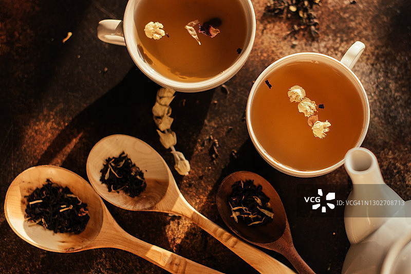 茶冲泡流程：茶道，一杯新鲜的红茶，温暖柔和的光线，深色背景图片素材