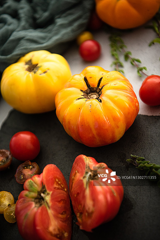 传家宝番茄和樱桃番茄扁平风格静物摄影图片素材