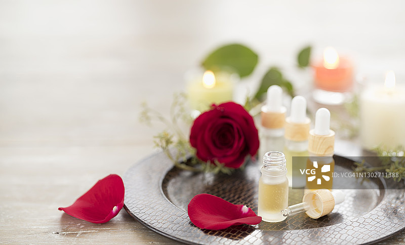 玫瑰与蜡烛旁的精油图片素材