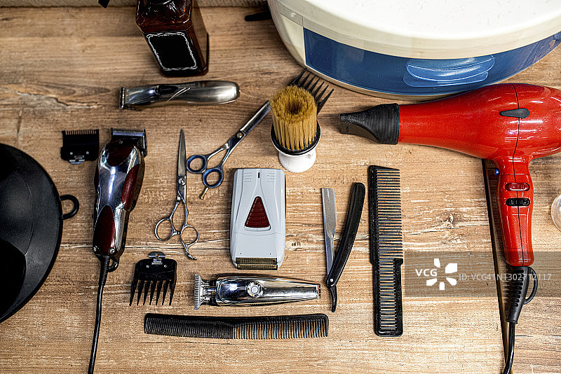 蓝色背景上的理发工具和配件库存照片图片素材