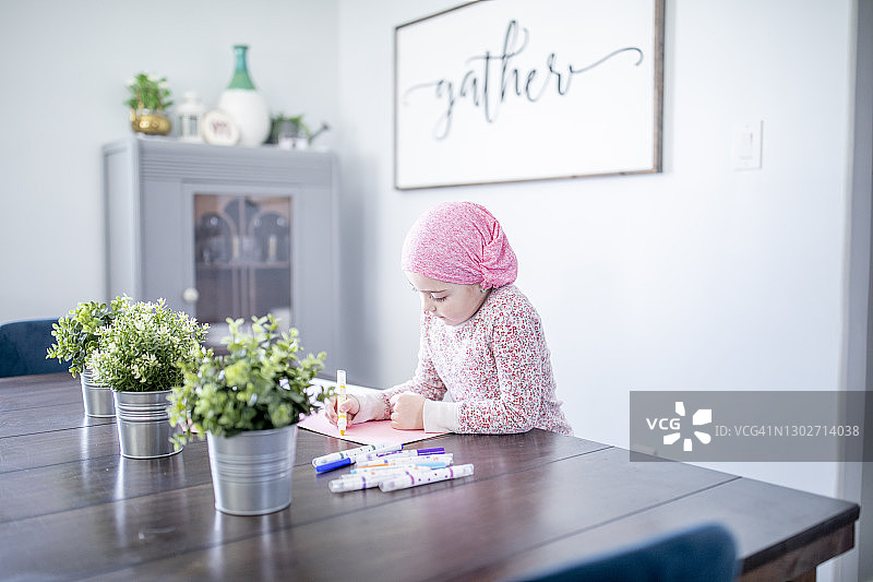 与癌症作斗争的白人女孩图片素材