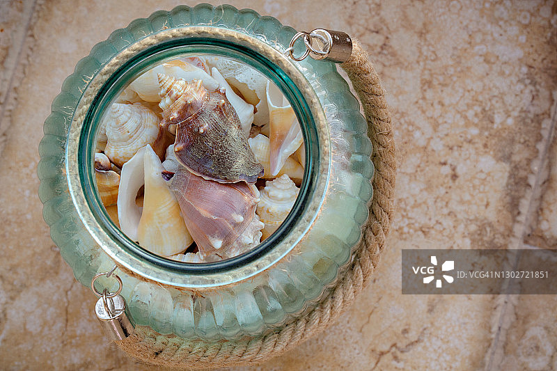 带绳柄的玻璃罐中的贝壳图片素材