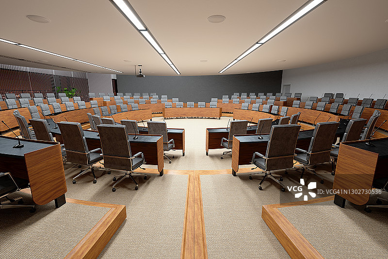 空会议厅内部：灰色座椅、桌面麦克风和地毯图片素材