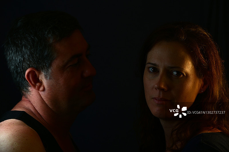 情侣的低调肖像照图片素材