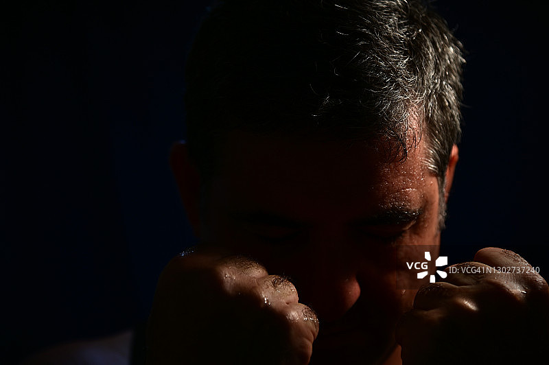 成熟男子武术拳击手低调肖像图片素材