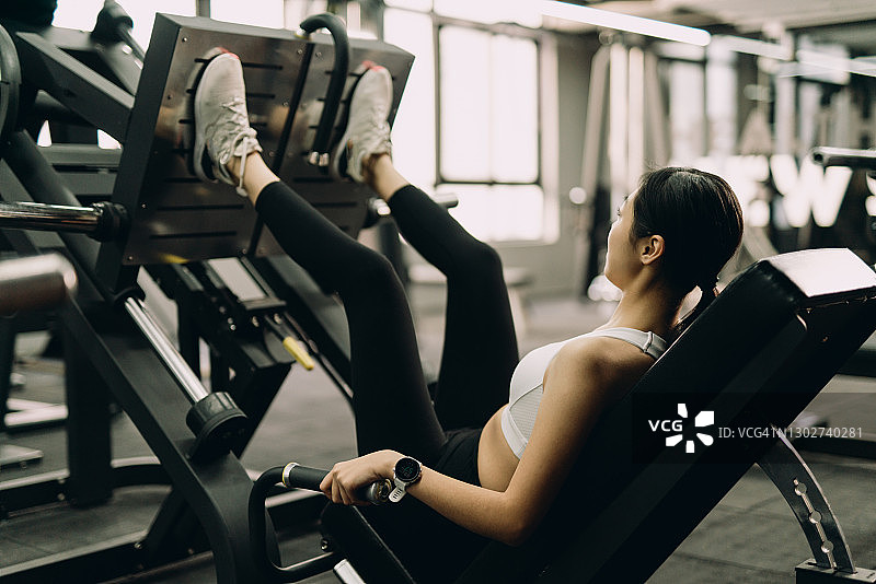 在健身房锻炼的女人图片素材