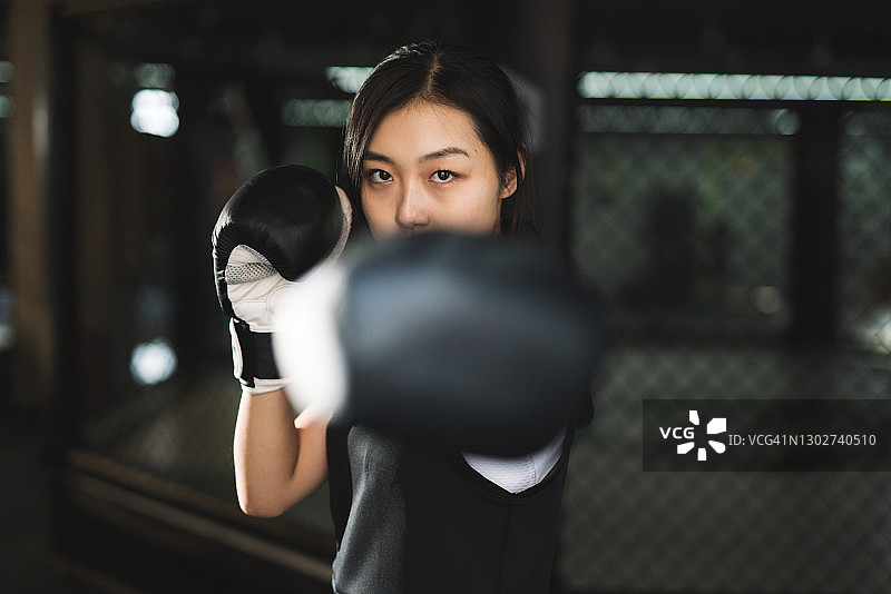 在健身房锻炼的美丽拳击手肖像图片素材