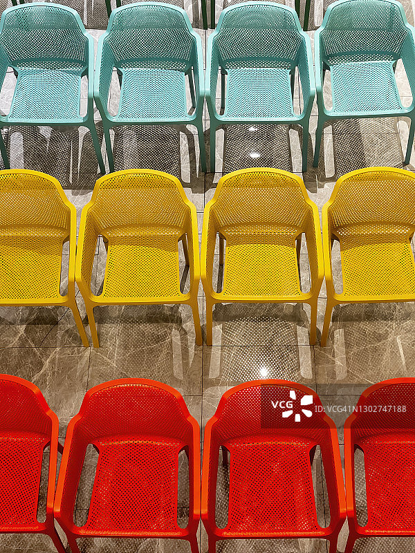 整齐排列的绿、黄、红三色椅子图片素材